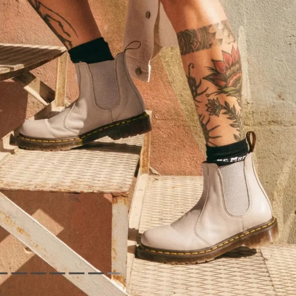 💥💥Only 1 Left💥💥Dr. Martens Women's Light Gray Combat Boots